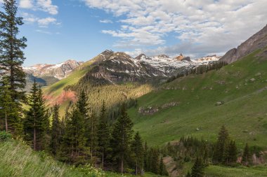 Yaz aylarında doğal dağ manzarası