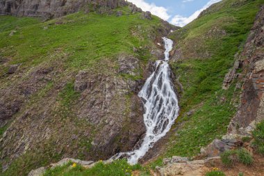 Yüksek dağ şelalesi