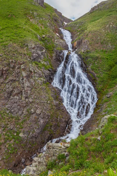 Yüksek dağ şelalesi — Stok fotoğraf