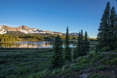 Yazın dağ manzarası