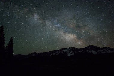 Dağlarda gece gökyüzü