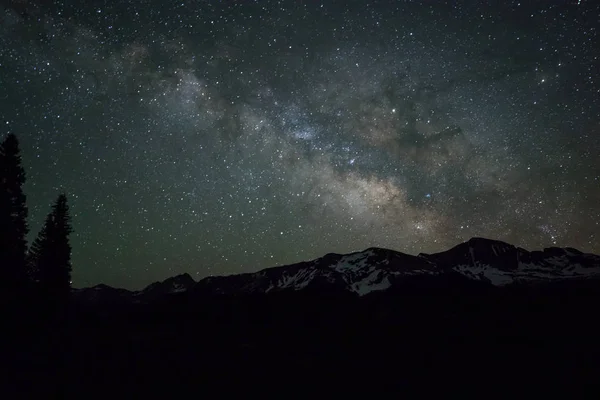 Cielo nocturno en las montañas — Foto de Stock