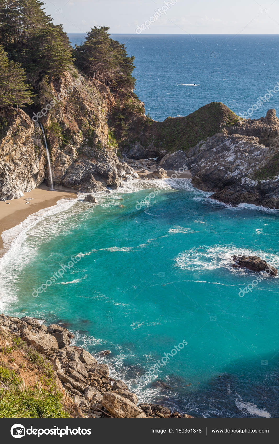 Scenic McWay Falls Big Sur California — Stock Photo © twildlife 160351378