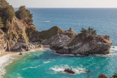 Doğal Mcway Big Sur California düşüyor