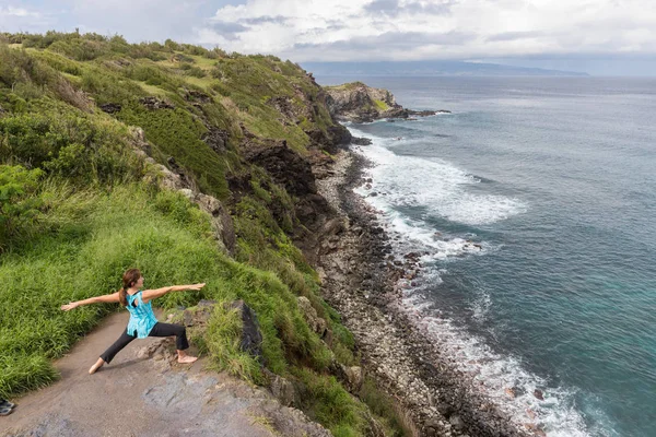 การฝึกโยคะบนชายฝั่ง Maui — ภาพถ่ายสต็อก