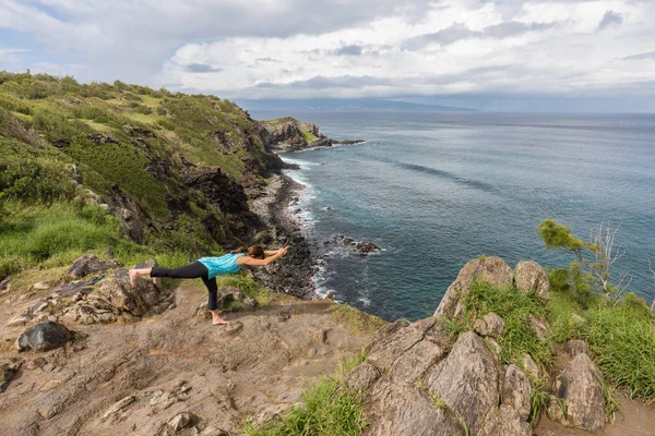 Praktikování jógy na pobřeží Maui — Stock fotografie