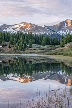 Dağ Sunrise yansıma