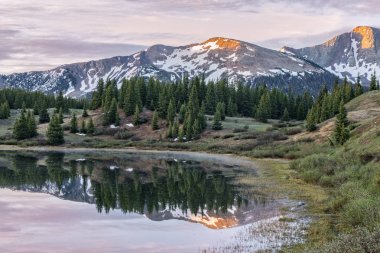 Dağ Sunrise yansıma