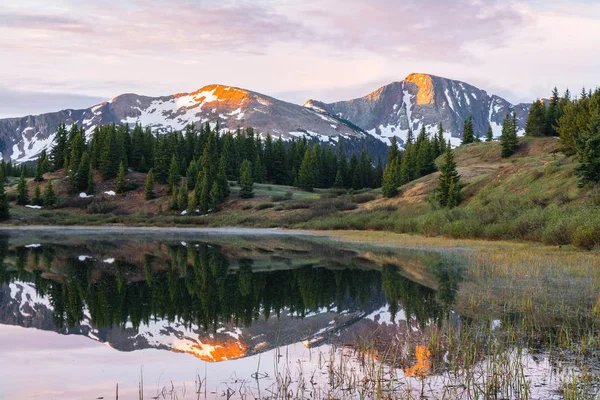 Berg Sunrise reflectie — Stockfoto