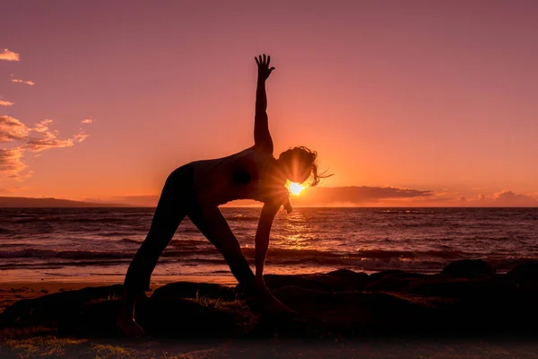 Yoga al atardecer en Maui —  Fotos de Stock