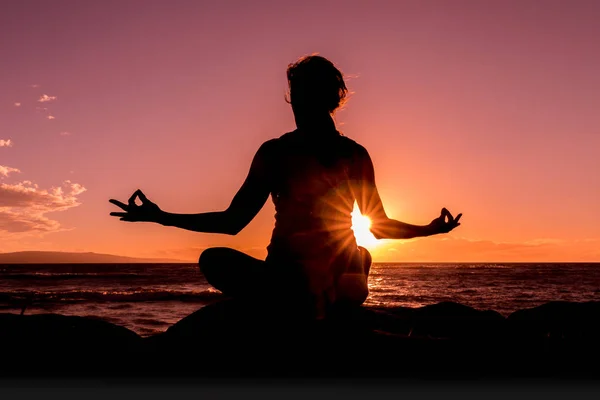 Zonsondergang Yoga op Maui — Stockfoto