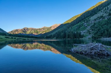 Doğal dağ yansıma