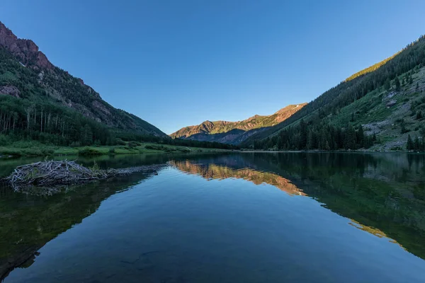 Doğal dağ yansıma