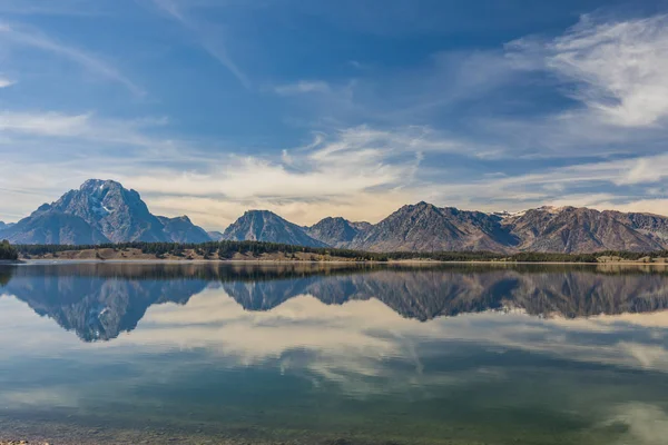 Отражение Титонов в озере Джексон — стоковое фото