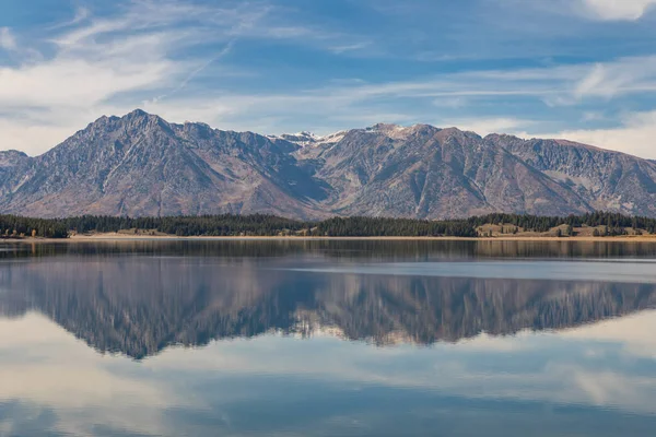 Speglar Tetons i Jackson lake — Stockfoto