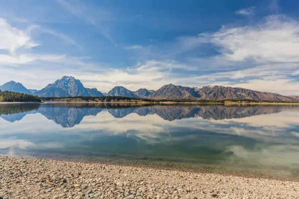 Spiegelbild der Tetonen im Jackson Lake — Stockfoto