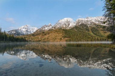 Teton gündoğumu yansıması dize Gölü