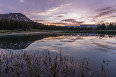 dağ gölü gündoğumu