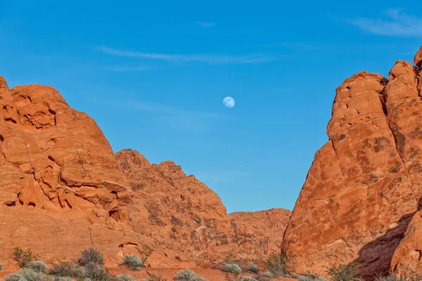 赤い岩の上の月の出 — ストック写真