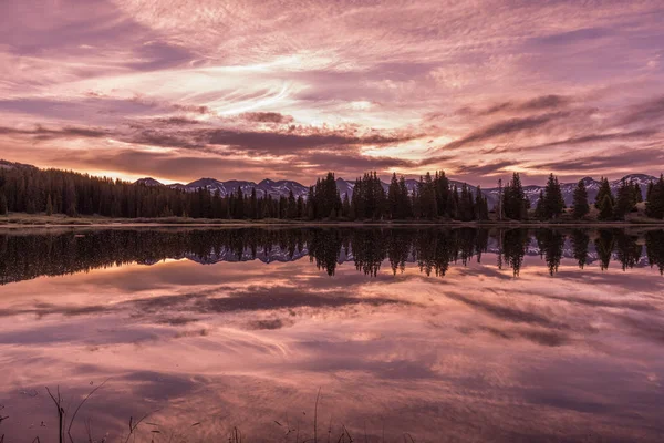 Colorado Vildmarken Sjön Sunrise Reflektion — Stockfoto