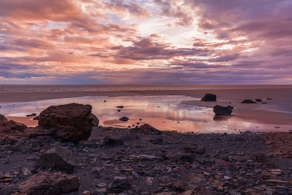 Ένα Πολύχρωμο Ηλιοβασίλεμα Που Απλώνεται Κατά Μήκος Της Ακτής Της — Φωτογραφία Αρχείου