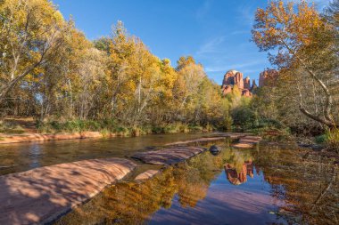 Katedral rock Sedona Arizona doğal bir yansıması Güz