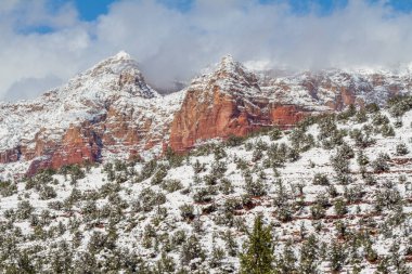 doğal kar manzara Sedona Arizona'nın kışın kapalı.