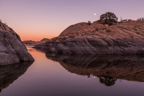 Uma Lua Cheia Nascendo Pôr Sol Sobre Willow Lake Prescott — Fotografia de Stock