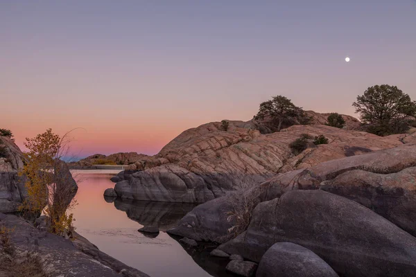 Een Volle Maan Stijgt Bij Zonsondergang Boven Willow Lake Prescott — Stockfoto