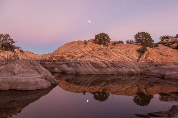 Een Volle Maan Stijgt Bij Zonsondergang Boven Willow Lake Prescott — Stockfoto