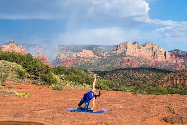 亚利桑那州的一个妇女在风景秀丽的塞多纳练习瑜伽 — 图库照片