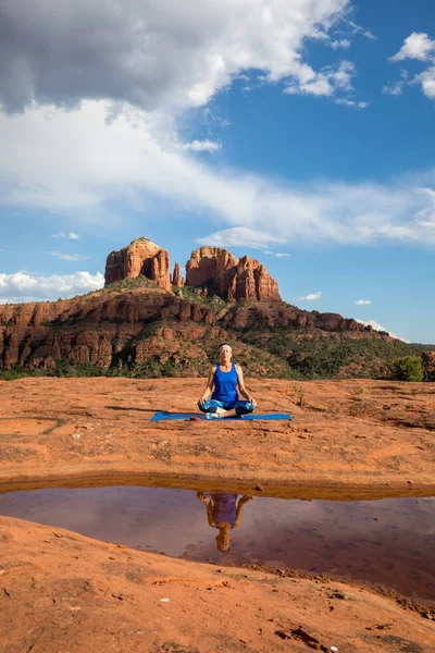 Praktykowanie Jogi Malowniczym Sedona Arizona Kobieta — Zdjęcie stockowe