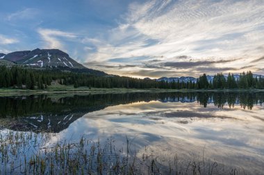 Colorado dağ gölü bir doğal gündoğumu yansıması
