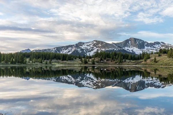 Uma Reflexão Cênica Nascer Sol Lago Montanha Colorado — Fotografia de Stock
