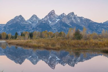 bir yansıma Tetons gündoğumu, sonbaharda