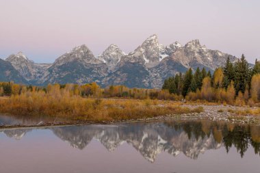 bir yansıma Tetons gündoğumu, sonbaharda