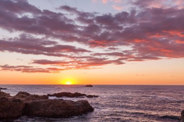 inci California boyunca doğal bir günbatımı sahil Big Sur