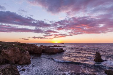 inci California boyunca doğal bir günbatımı sahil Big Sur