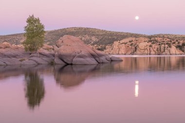 doğal watson Gölü Prescott Arizona üzerinde yükselen bir dolunay
