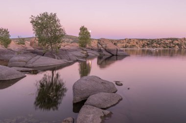 doğal watson Gölü Prescott Arizona üzerinde yükselen bir dolunay