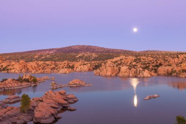 doğal watson Gölü Prescott Arizona üzerinde yükselen bir dolunay