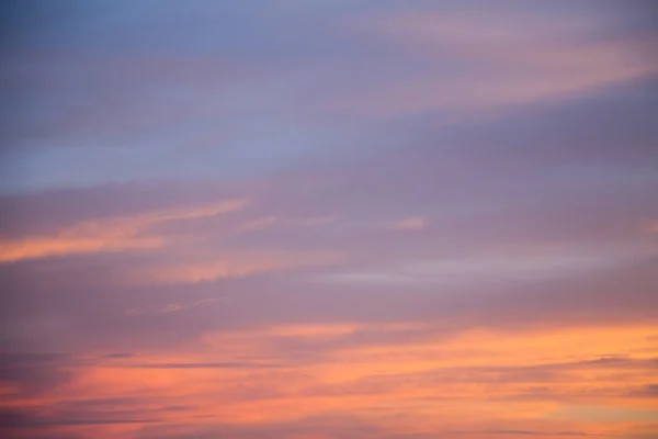 背景の夕暮れ時のカラフルな Cloudscape — ストック写真