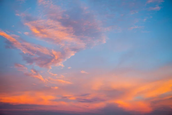 背景の夕暮れ時のカラフルな Cloudscape — ストック写真