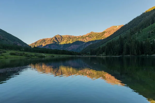 Живописное Отражение Дикого Озера Колорадо Закате Летом — стоковое фото