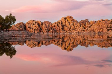 Watson Gölü prescott Arizona doğal bir gün batımı yansıması