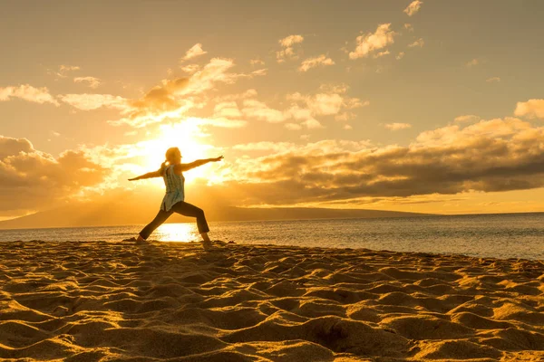 Gün Batımında Pratik Yoga Bir Maui Beach Kadın — Stok fotoğraf