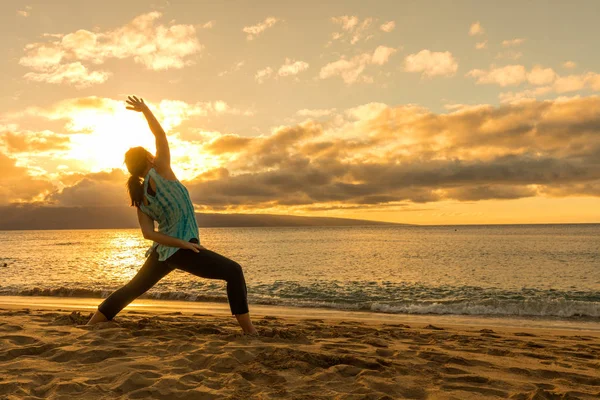 Mujer Practicando Yoga Una Playa Maui Atardecer —  Fotos de Stock