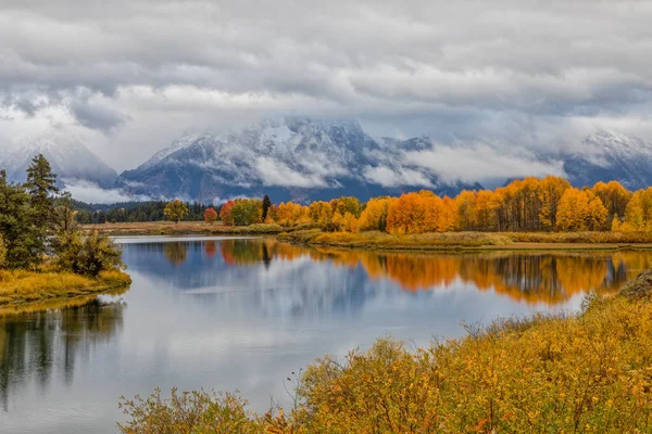 大蒂顿牛轭湖弯中的风景秋反射 — 图库照片