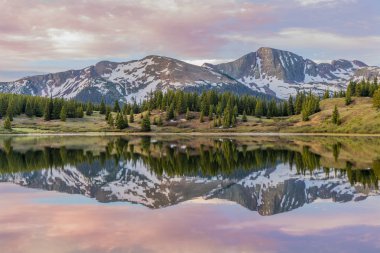 bir dağ gölü bir doğal gündoğumu yansıması