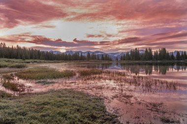 bir dağ gölü bir doğal gündoğumu yansıması